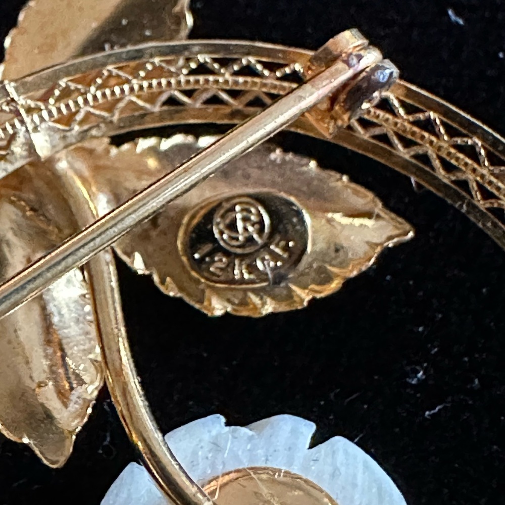 Vintage EUC 12K gold filled brooch with carved cream resin rose in original box - Picture 5 of 7